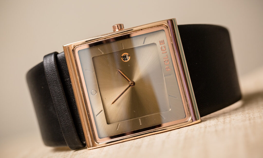 Comment_porter_une_montre_carrée_homme_?